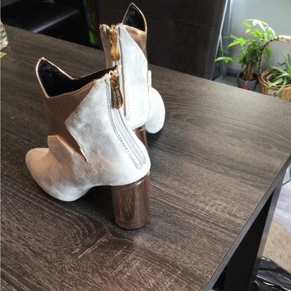 Cape Robbin Faux Gray Suede and Gold Star Bootie. Size 6.5 - Picture 4 of 9